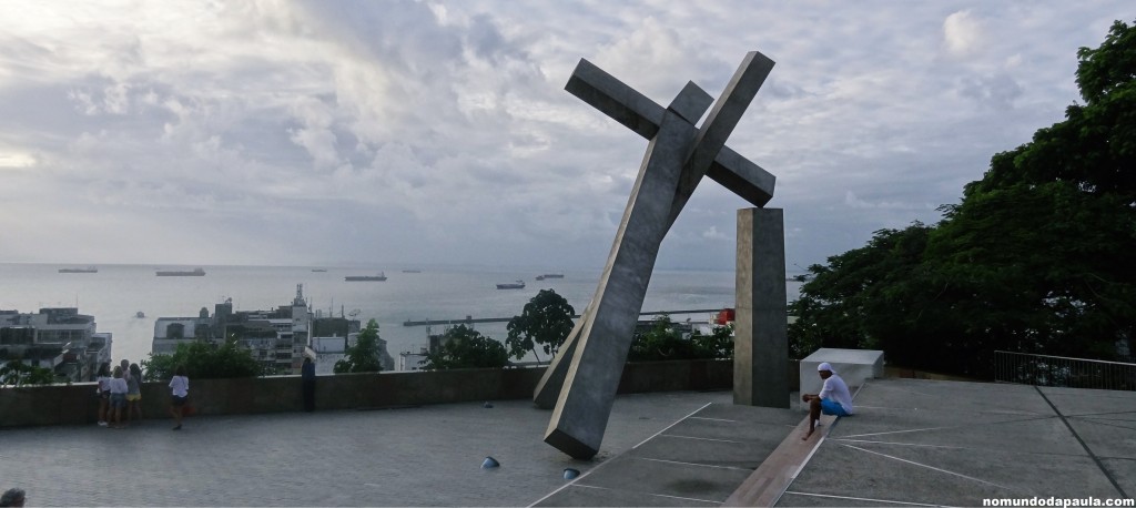 monumento cruz caida